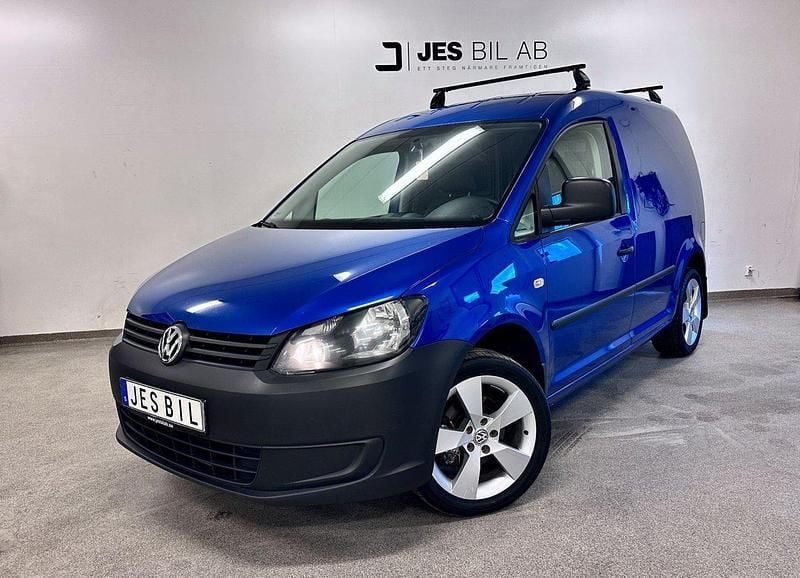 Blå (ravennablå metallic) Begagnad 2014 VW Caddy Minibuss | 104 900 kr (Dyr) - Bild 1/4