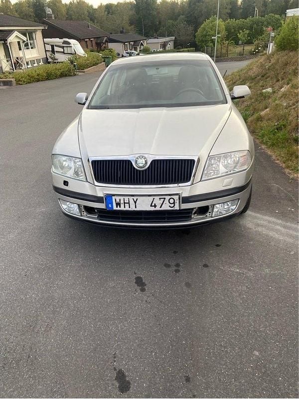 Silver Begagnad 2005 Skoda Octavia Sedan | 26 000 kr (Marknadspris) - Bild 1/4
