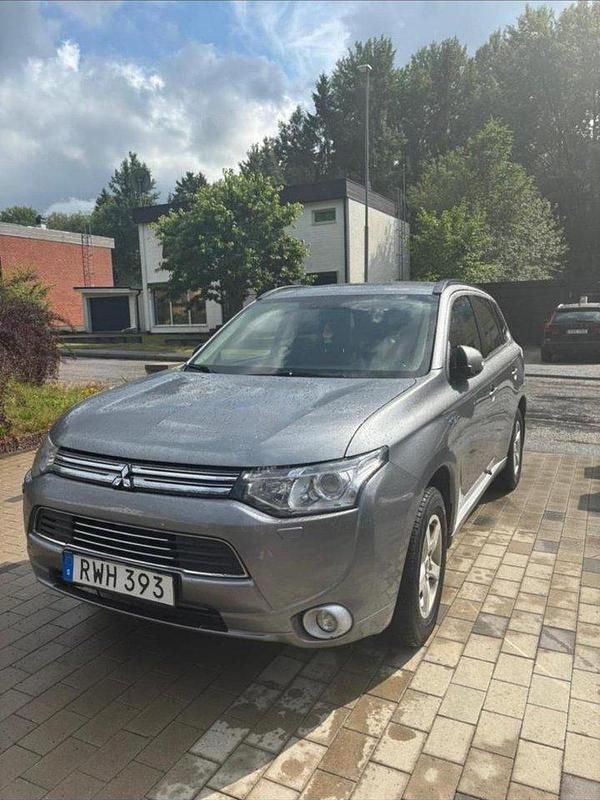 Grå Begagnad 2014 Mitsubishi Outlander P-HEV SUV | 89 000 kr (Bra pris) - Bild 1/4