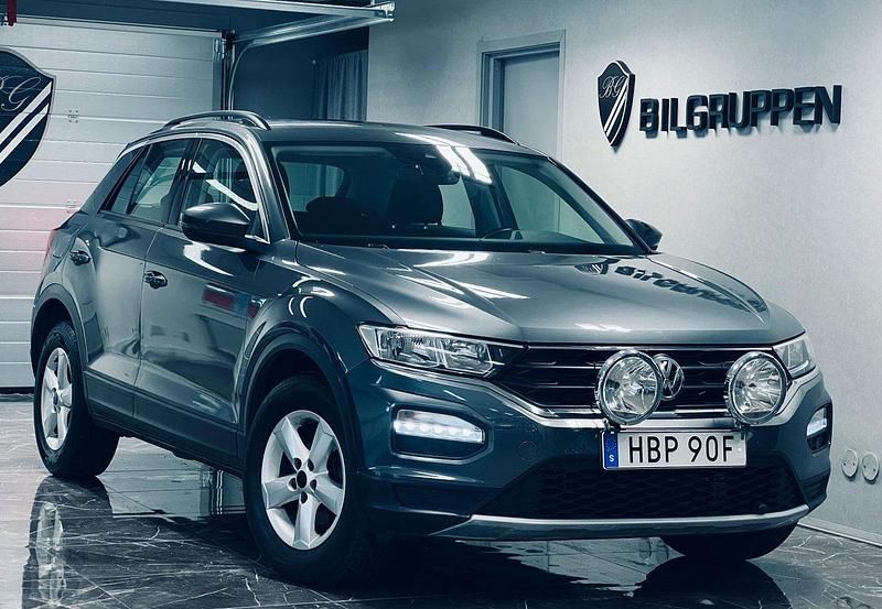 Mörkgrå Begagnad 2019 VW T-Roc SUV | 179 000 kr (Superpris) - Bild 1/4