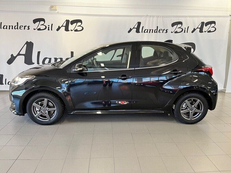 Svart Begagnad 2023 Mazda 2 Halvkombi | 229 900 kr (Marknadspris) - Bild 1/4