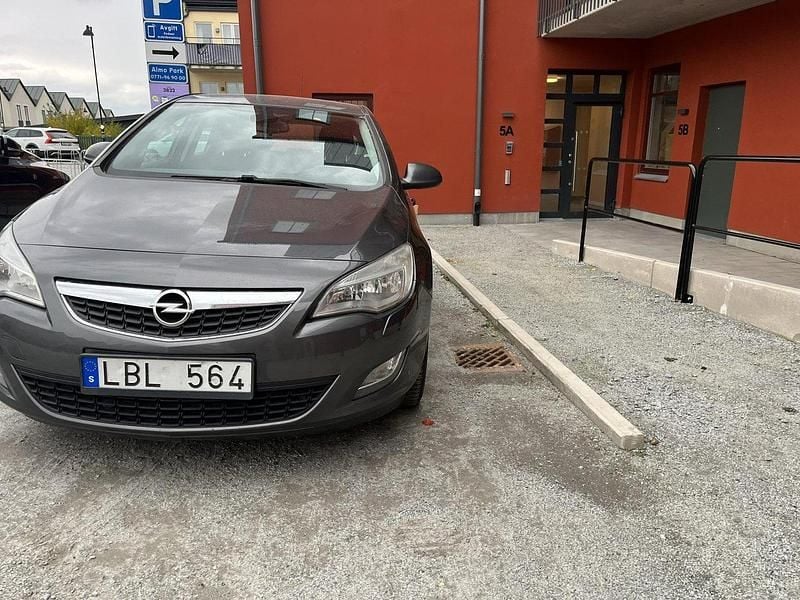 Grå Begagnad 2011 Opel Astra Enjoy Halvkombi | 29 500 kr (Bra pris) - Bild 1/4