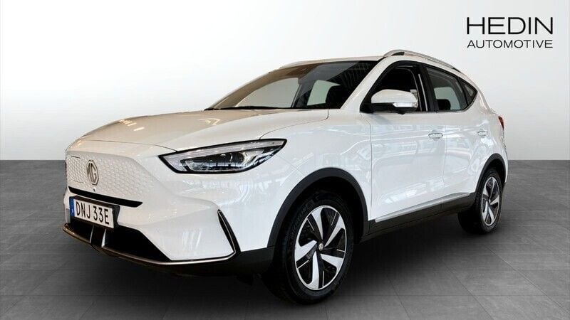 Vit (white) Begagnad 2022 MG ZS Luxury Sedan | 244 900 kr (Bra pris) - Bild 1/4