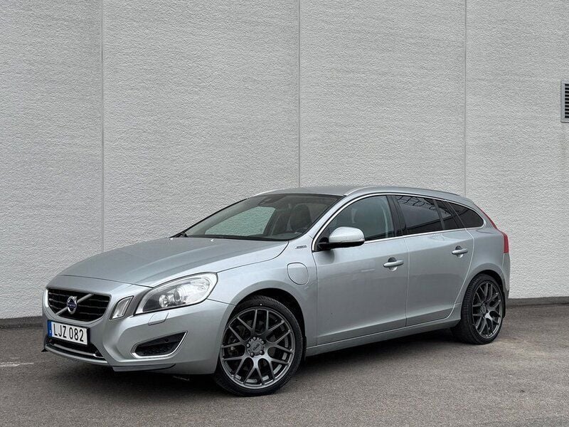 Silver Begagnad 2013 Volvo V60 Summum Kombi | 139 000 kr (Lite dyr) - Bild 1/4