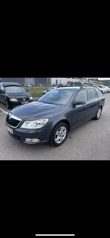 Grå Begagnad 2012 Skoda Octavia Elegance Kombi | 42 000 kr (Marknadspris) - Bild 1/4