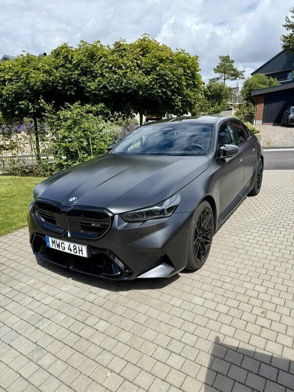 Grå Begagnad 2025 BMW M5 Sedan | 1 495 000 kr - Bild 1/4