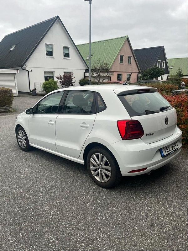 Vit Begagnad 2016 VW Polo Halvkombi | 118 000 kr (Marknadspris) - Bild 1/4