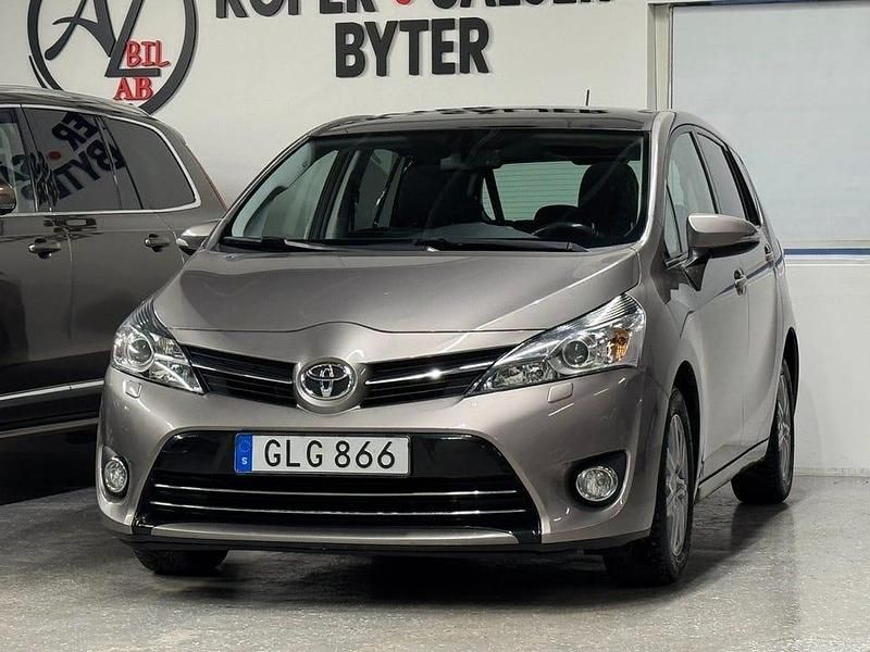 Brun Begagnad 2014 Toyota Verso Multidrive S Minibuss | 144 900 kr (Marknadspris) - Bild 1/4