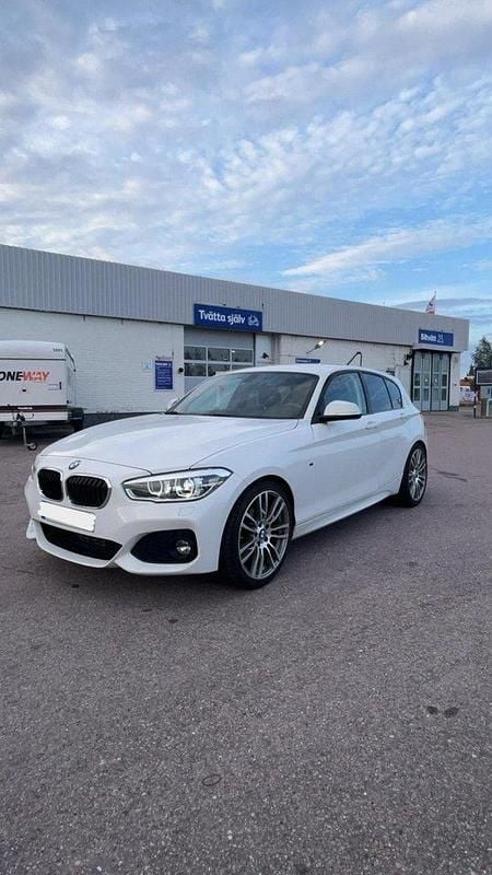 Vit Begagnad 2019 BMW 118 M Sport Halvkombi | 185 000 kr (Marknadspris) - Bild 1/4