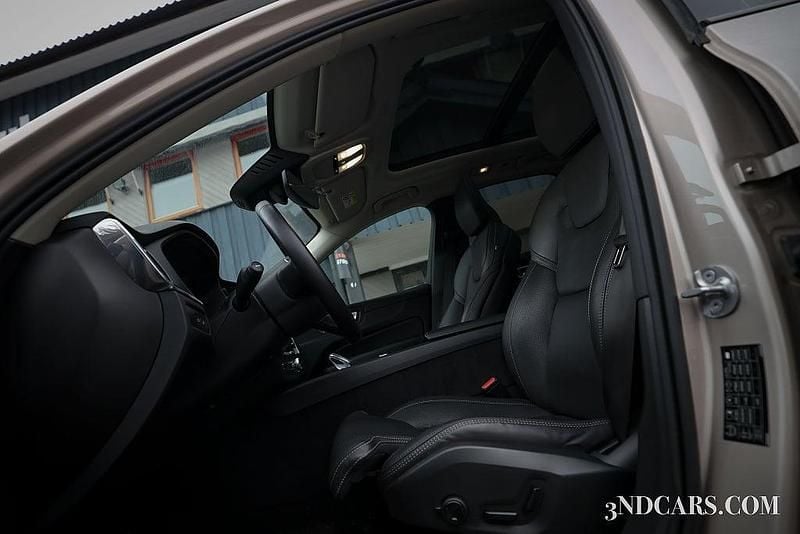 Begagnad Volvo XC60 Plus 350 HK (257 kW) 2024 Grå SUV