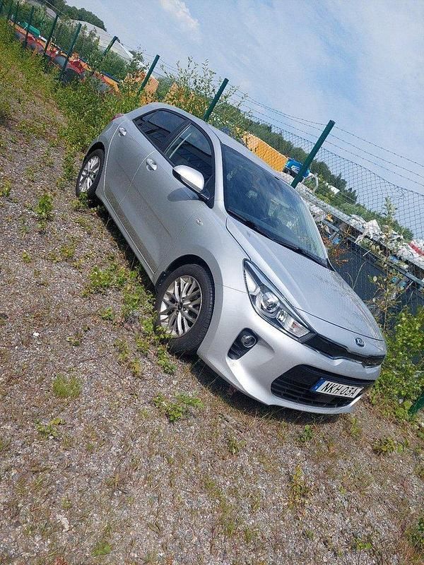 Grå Begagnad 2020 Kia Rio Halvkombi | 130 000 kr (Marknadspris) - Bild 1/4