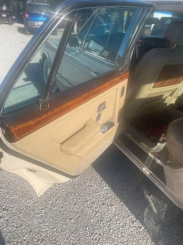 Begagnad Rolls Royce Silver Spur 218 HK (160 kW) 1991 Vit / begi Sedan