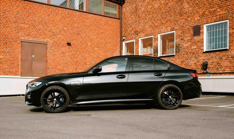 Svart Begagnad 2021 BMW 330e M Sport Sedan | 339 000 kr (Marknadspris) - Bild 1/4
