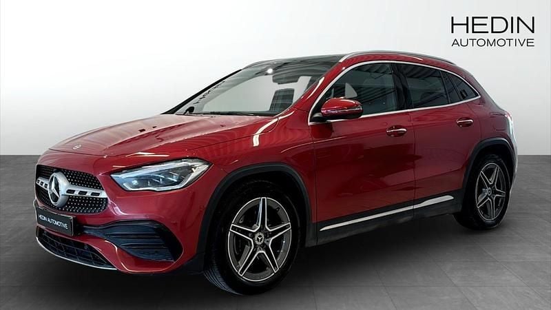 Svart Begagnad 2021 Mercedes GLA200 SUV | 369 900 kr (Marknadspris) - Bild 1/4