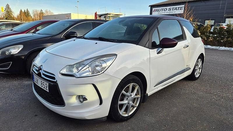 Vit Begagnad 2011 Citroën DS3 Halvkombi | 44 900 kr (Marknadspris) - Bild 1/4