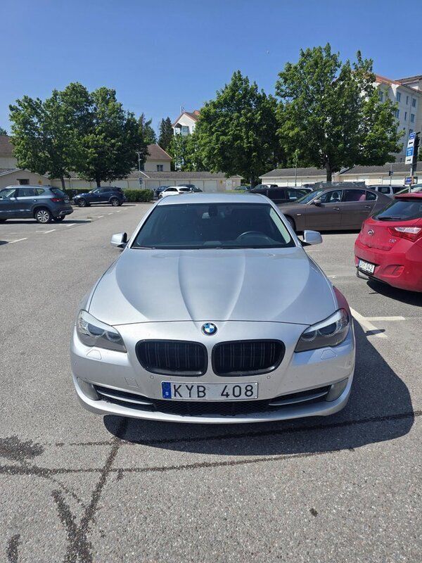 Grå Begagnad 2011 BMW 520 Sedan | 85 000 kr (Marknadspris) - Bild 1/4