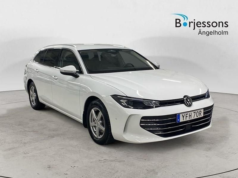 Vit Begagnad 2024 VW Passat Kombi | 334 000 kr (Marknadspris) - Bild 1/4