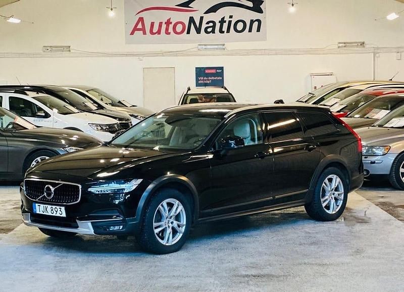 Svart Begagnad 2018 Volvo V90 CC Momentum Kombi | 234 900 kr (Marknadspris) - Bild 1/4