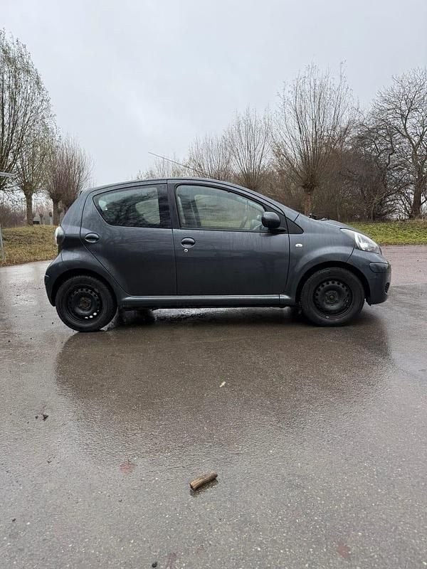Begagnad 2011 Toyota Aygo Halvkombi | 25 000 kr (Bra pris) - Bild 1/4