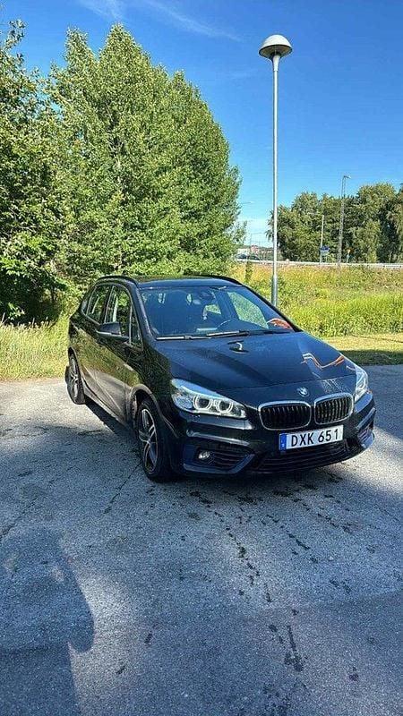 Svart Begagnad 2015 BMW 218 Active Tourer Sport Line Minibuss | 135 000 kr (Marknadspris) - Bild 1/4