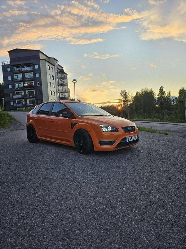 Orange Begagnad 2007 Ford Focus ST Halvkombi | 55 000 kr (Marknadspris) - Bild 1/4