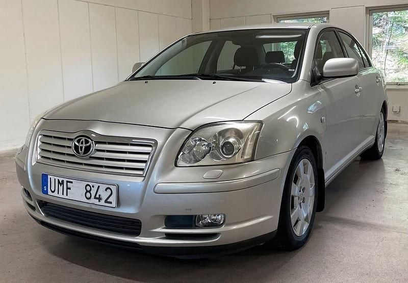 Begagnad Toyota Avensis 147 HK (108 kW) 2003 Silver Sedan