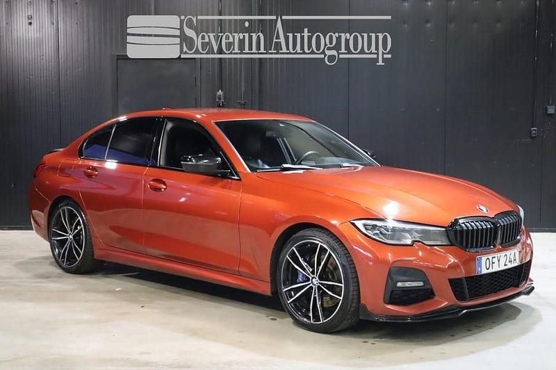 Orange Begagnad 2019 BMW 330 M Sport Sedan | 299 000 kr (Marknadspris) - Bild 1/4