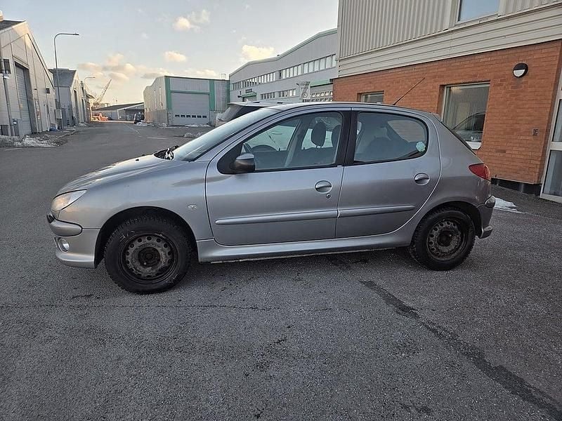 Begagnad Peugeot 206 109 HK (80 kW) 2005 Grå Halvkombi