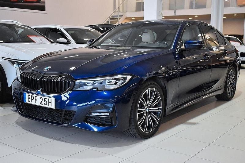 Blå Begagnad 2020 BMW 330e M Sport Sedan | 329 000 kr (Lite dyr) - Bild 1/4