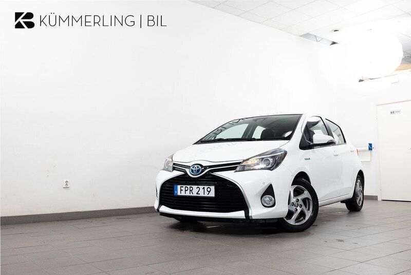 Vit Begagnad 2015 Toyota Yaris Hybrid Active Halvkombi | 148 900 kr (Marknadspris) - Bild 1/4