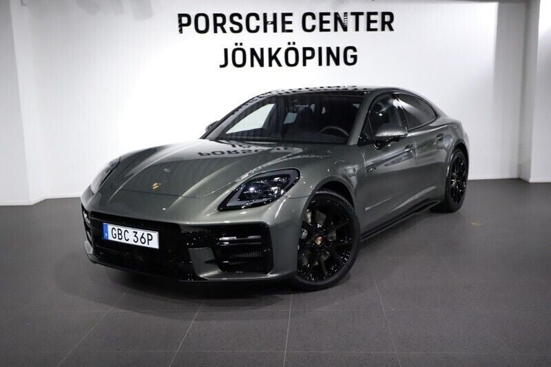 Grön (green) Ny 2025 Porsche Panamera 4 Sedan | 1 807 900 kr - Bild 1/4