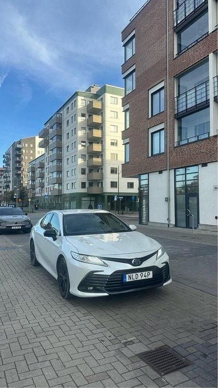Silver Begagnad 2021 Toyota Camry Hybrid Executive Sedan | 228 000 kr (Marknadspris) - Bild 1/4