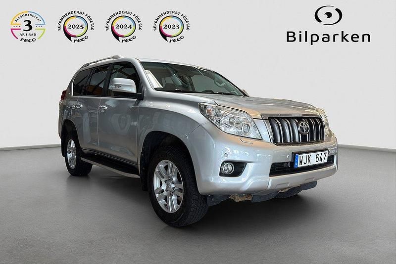 Ljusgrå Begagnad 2012 Toyota Land Cruiser SUV | 299 990 kr (Lite dyr) - Bild 1/4
