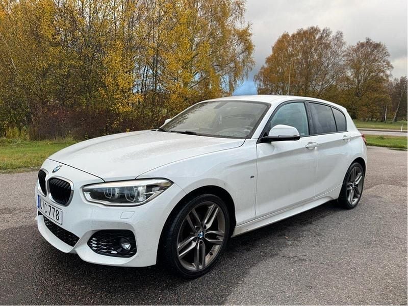 Vit Begagnad 2017 BMW 118 M Sport Halvkombi | 159 800 kr (Marknadspris) - Bild 1/4