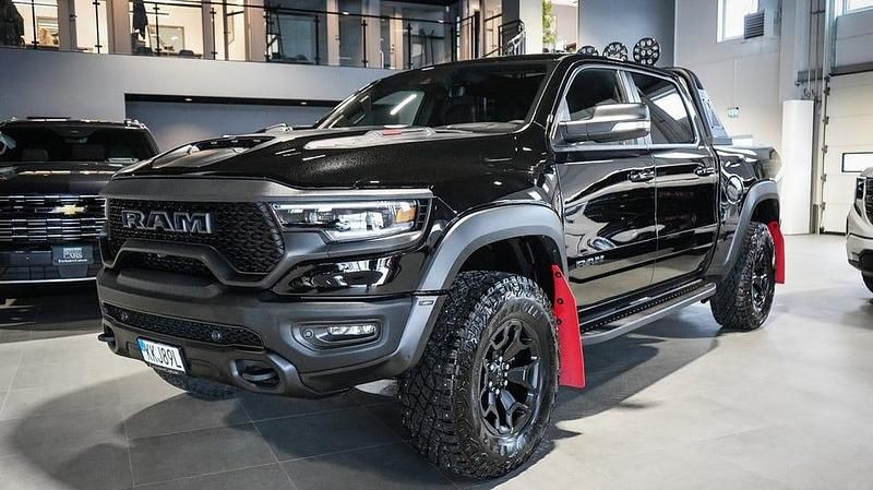 Begagnad Dodge Ram 711 HK (522 kW) 2022 Diamond black crystal pearlcoat