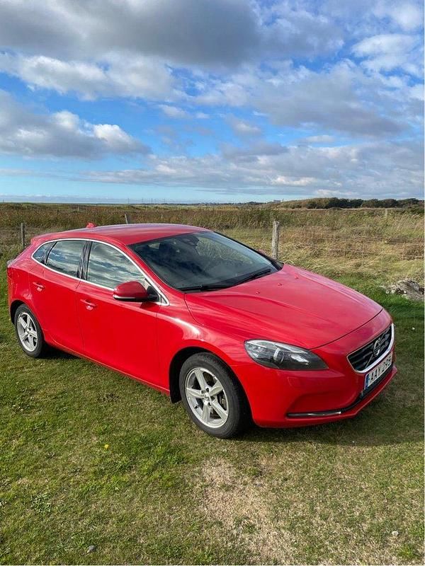 Röd Begagnad 2016 Volvo V40 Momentum Halvkombi | 117 000 kr (Bra pris) - Bild 1/2