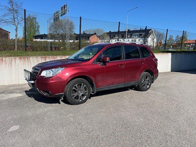 Ljusröd (röd metallic ) Begagnad 2015 Subaru Forester SUV | 125 000 kr (Bra pris) - Bild 1/3