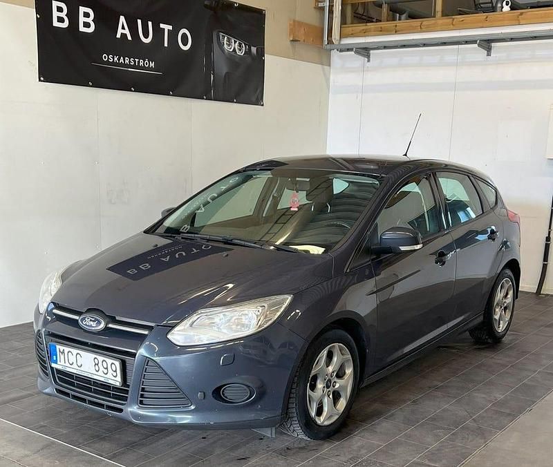 Mörkgrå (grå) Begagnad 2013 Ford Focus Trend Halvkombi | 34 900 kr (Marknadspris) - Bild 1/4