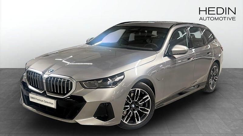 Grå Begagnad 2025 BMW 530 M Sport Kombi | 634 700 kr - Bild 1/4