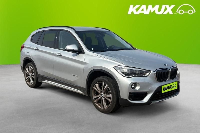 Silver/grå Begagnad 2018 BMW X1 Sport Line SUV | 239 900 kr (Marknadspris) - Bild 1/4