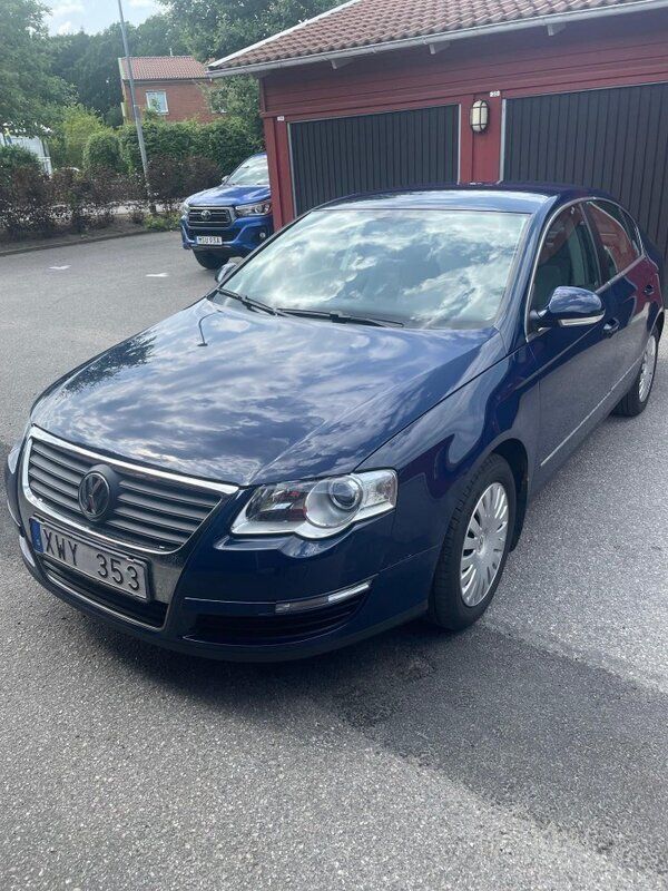 Blå Begagnad 2006 VW Passat Comfortline Sedan | 35 000 kr (Marknadspris) - Bild 1/4