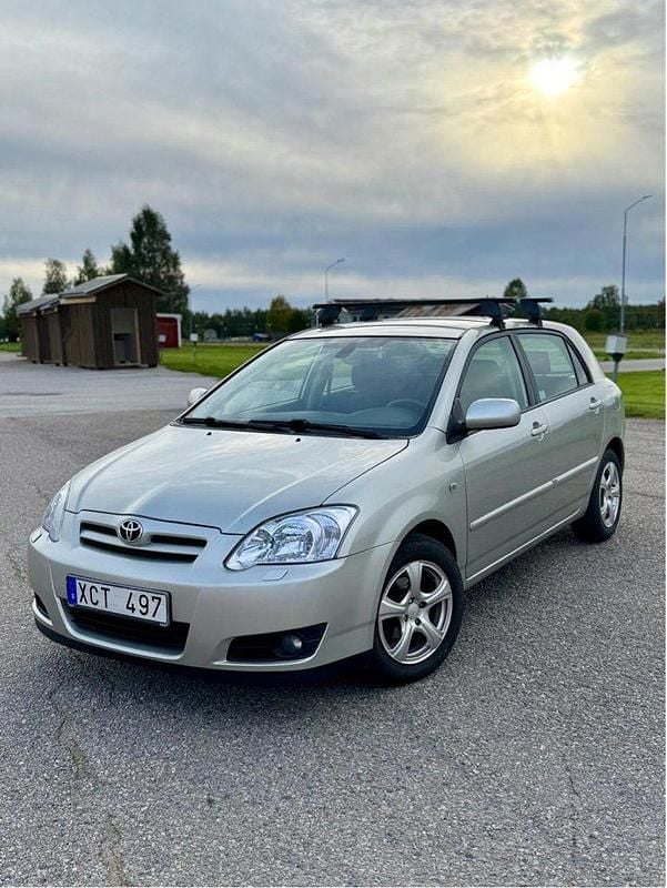Silver Begagnad 2005 Toyota Corolla Halvkombi | 43 000 kr (Marknadspris) - Bild 1/4