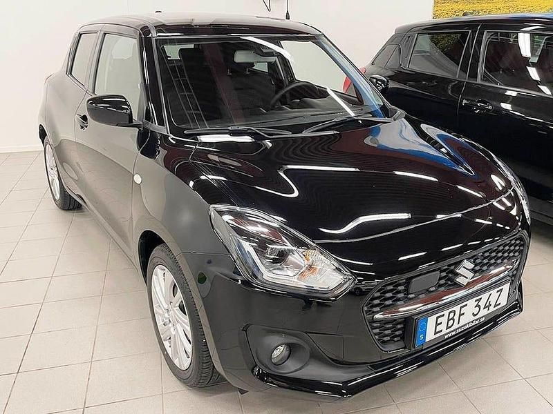 Svart Begagnad 2023 Suzuki Swift Halvkombi | 179 000 kr (Bra pris) - Bild 1/4