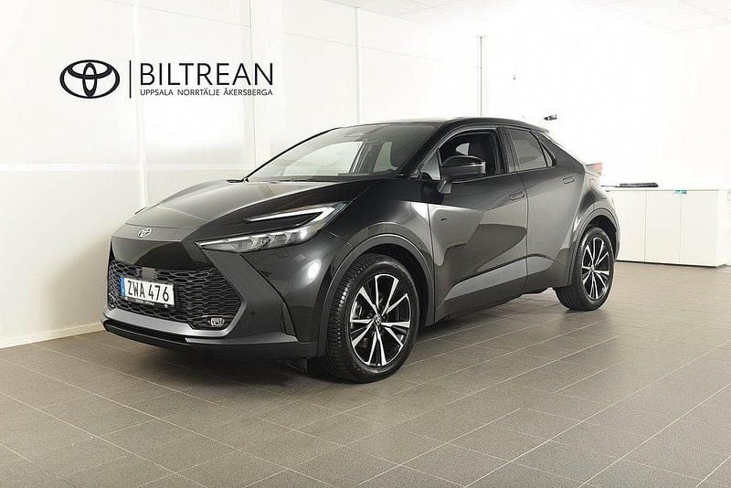 Svart Begagnad 2024 Toyota C-HR Style SUV | 414 900 kr (Marknadspris) - Bild 1/4