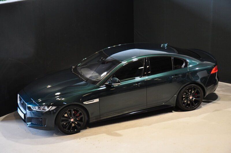 Mörkgrön Begagnad 2016 Jaguar XE S Sedan | 279 900 kr - Bild 1/4
