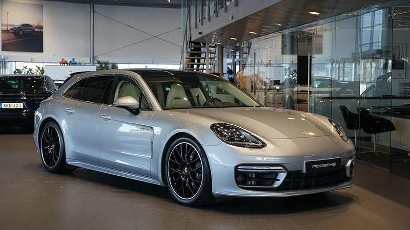 Silver Begagnad 2023 Porsche Panamera 4 Sport Turismo Sedan | 869 000 kr (Marknadspris) - Bild 1/4