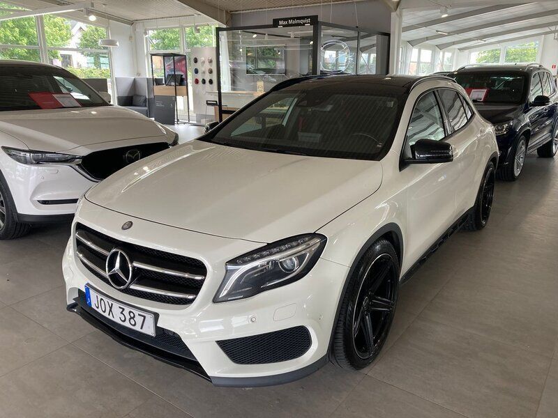Vit Begagnad 2017 Mercedes GLA200 AMG SUV | 209 500 kr (Marknadspris) - Bild 1/4