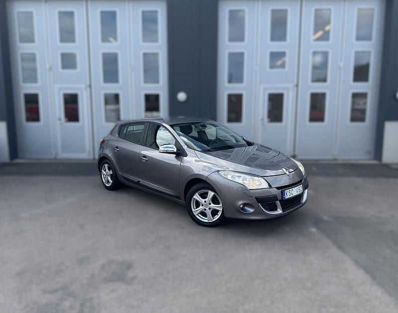 Grå Begagnad 2010 Renault Mégane III Halvkombi | 44 900 kr (Marknadspris) - Bild 1/4
