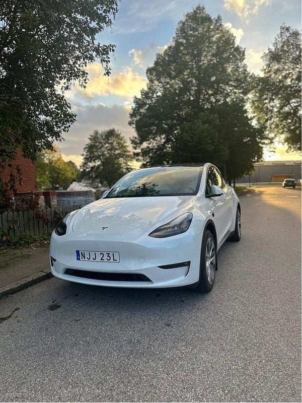 Vit Begagnad 2022 Tesla Model Y SUV | 380 000 kr (Marknadspris) - Bild 1/3