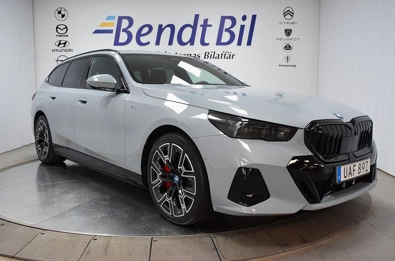 Grå Begagnad 2025 BMW i5 Comfort Edition Sedan | 744 500 kr (Superpris) - Bild 1/3
